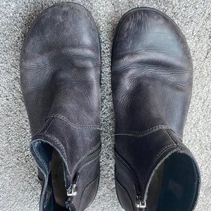 BIRKENSTOCK LEATHER BOOTIES